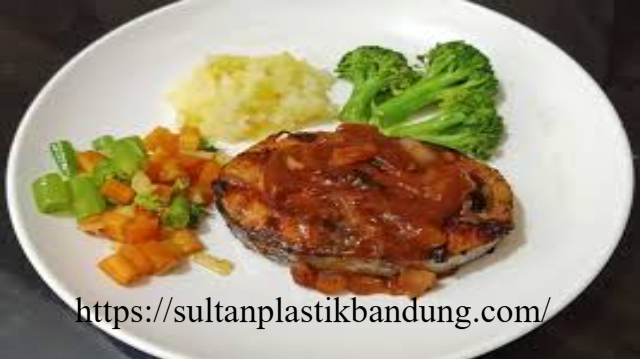 Mencicipi Steak ikan Tuna bumbu rawon